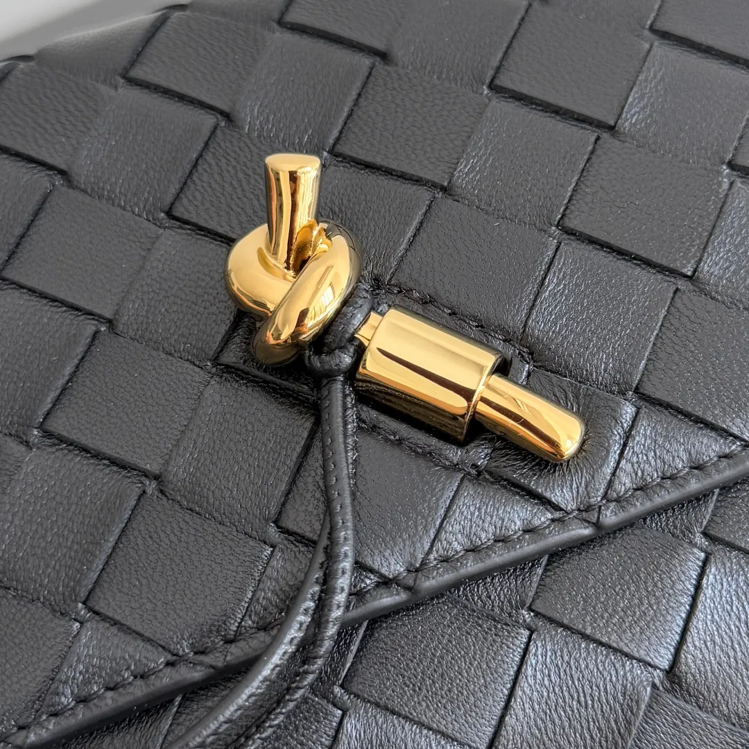Batch 1560 Bottega Veneta 2025 early autumn series Andiamo handbag, a really good bag, mini crossbody bag, classic woven leather clutch, metallic button and rope closure, simple but not simple, elegant texture, elegant weaving attitude. Style number: 836940 Color: black Size: 19*12.6*2cm